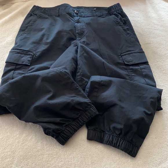 American Eagle black cargo capris size 14 short - Picture 9 of 9